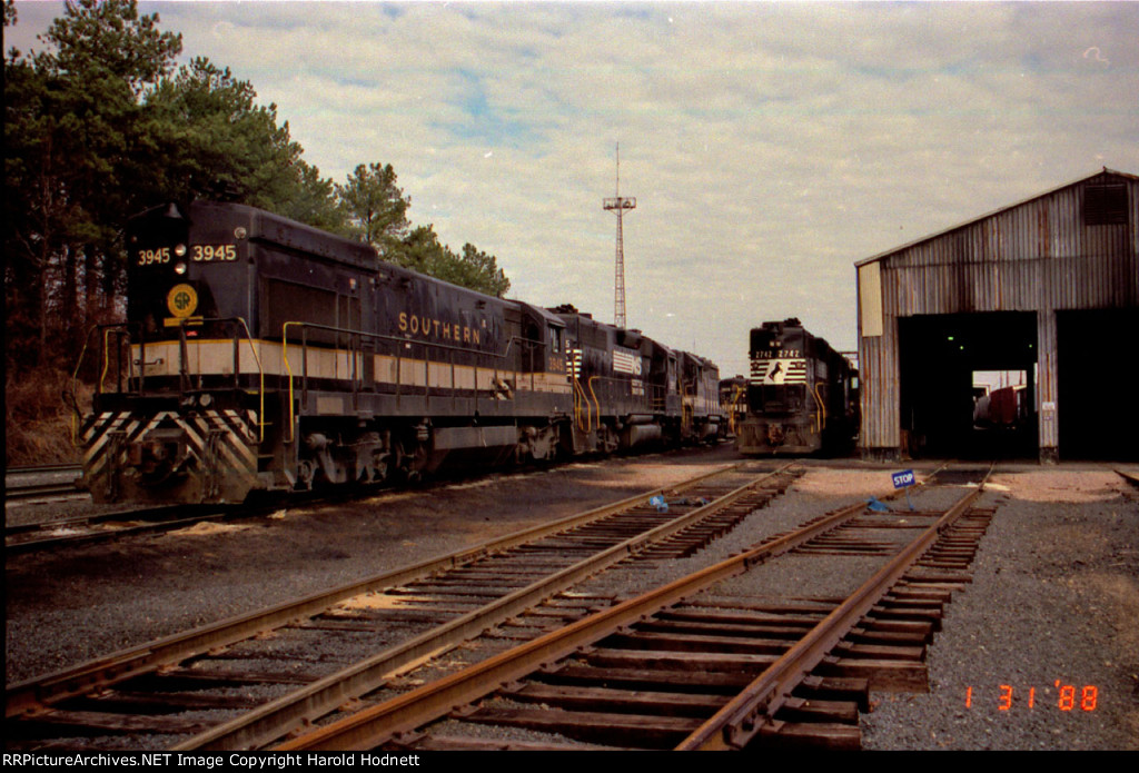 SOU 3945 and others beside the engine house